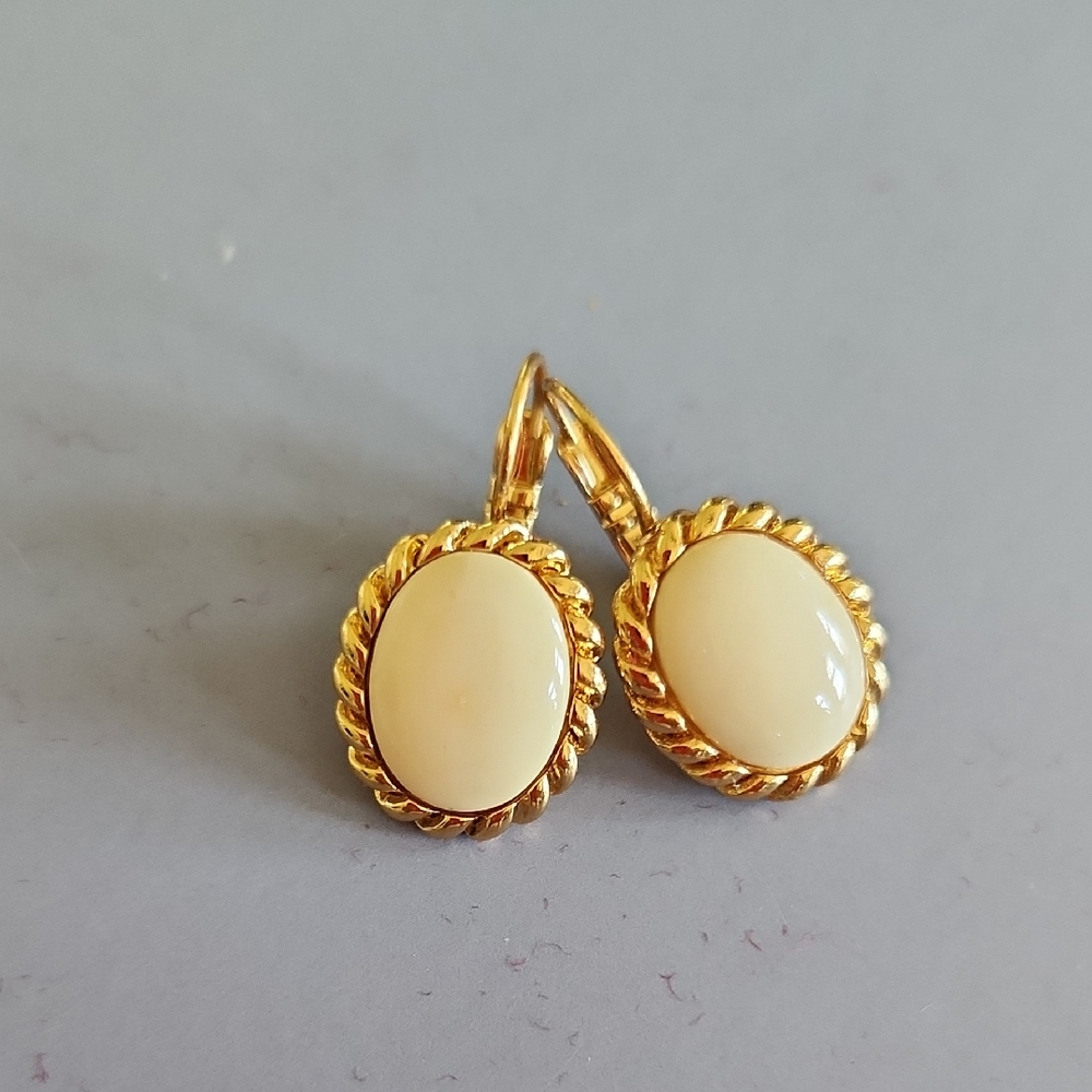 Elegant Gold and Cream Earrings - Picture 4 of 12